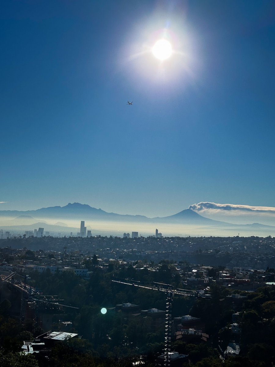 foreveralonso_'s tweet photo. Así amaneció hoy. Te amo CDMX y sus volcanes. https://t.co/zVwKfVQdHN