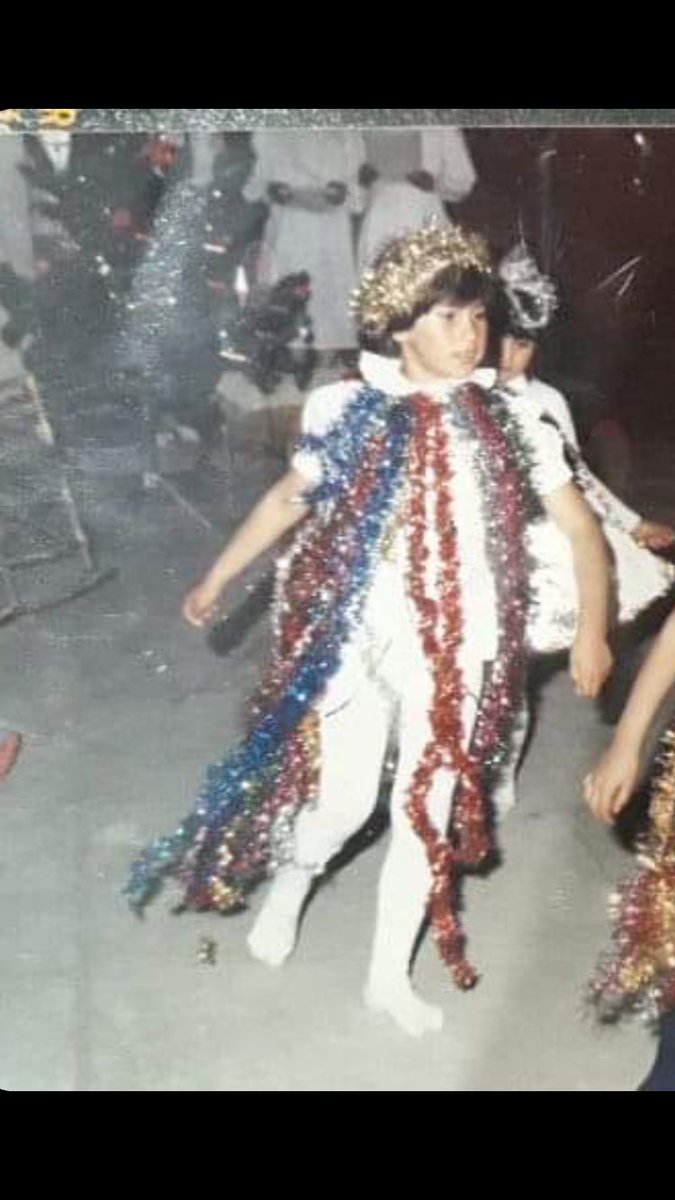 vaaledb's tweet photo. A mi compa de trabajo la hicieron disfrazarse de GUIRNALDA para una fiesta de la escuela. https://t.co/lWRzM12VpG