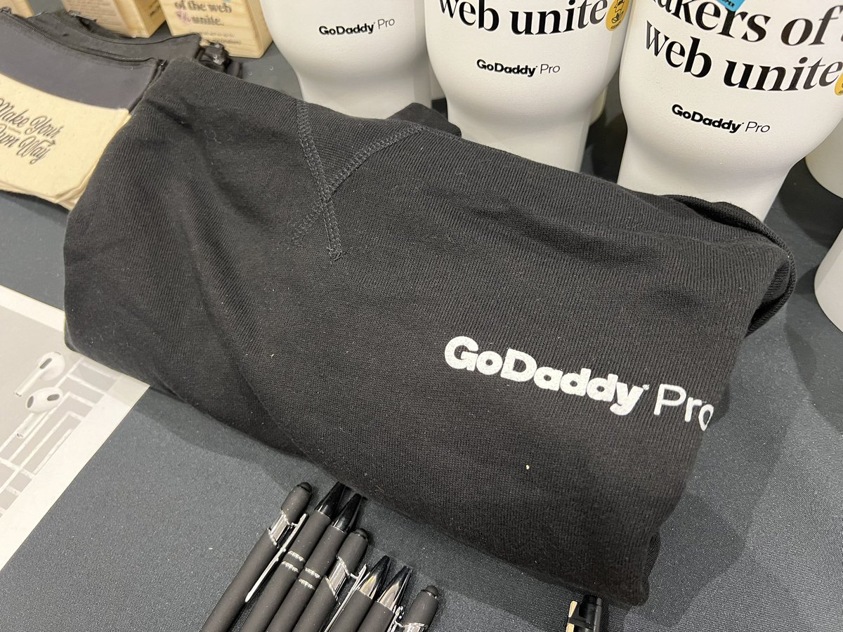 marcusdburnette's tweet photo. Hey #R3Live, I’ve got @GoDaddyPro hoodies! Come see me at the booth to get one! @RRRetreatLive https://t.co/YjJQFDt0dJ