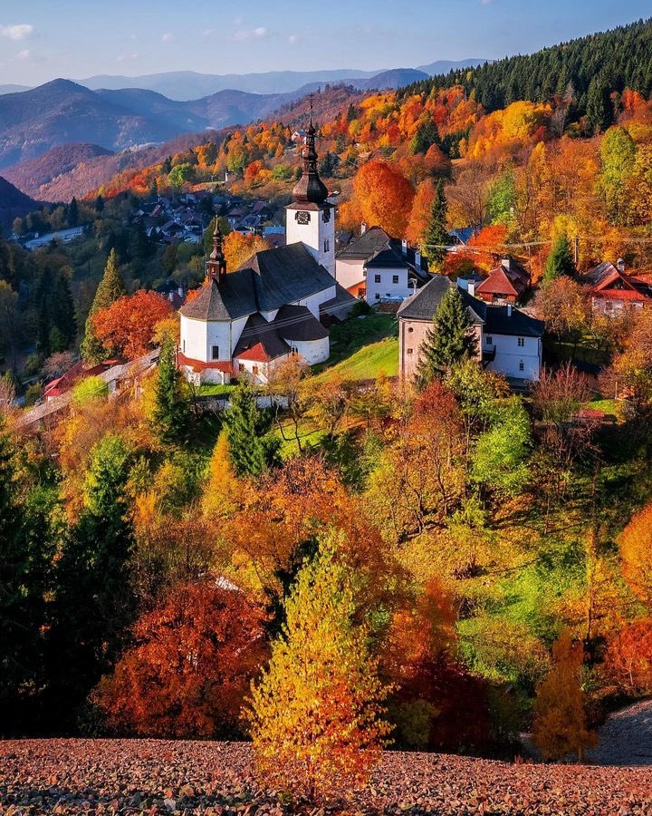 ThisIsSlovakia_'s tweet photo. Spania Valley transforms into a #breathtaking canvas of #autumn hues during this season. The vibrant palette of reds, oranges, and yellows blankets the landscape as the crisp air carries the earthy scent of fallen leaves. A perfect time for leisurely strolls amid nature's splendid farewell to summer. #ThisIsSlovakia 🍂🇸🇰 
Photo: Pavel Palovic #AutumnVibes #TravelTips #fall #VisitSlovakia #autumn2023 #slovakia