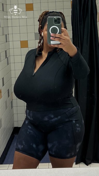 At the gym 🏋🏾&zwj;♀️ I&rsquo;ll resume Skype calls after I leave and have lunch 💗💗 https://t.co/CMDY0e5b4b<a href="/tag/bigboobs"class="tags"><span>#bigboobs</span></a><a href="/tag/hugetits"class="tags"><span>#hugetits</span></a>