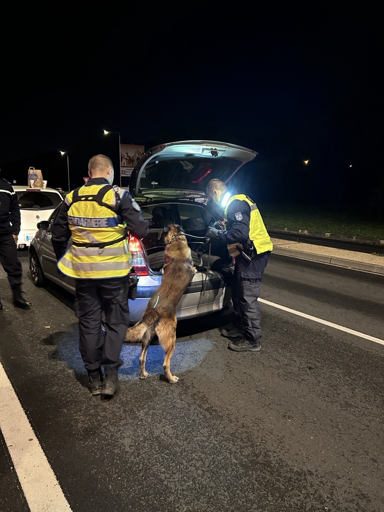 Florence Guillaume, déléguée interministérielle <a href="/RoutePlusSure/">Sécurité routière</a>, était mardi soir sur un contrôle routier à Fleury-Mérogis pour lancer une campagne de sensibilisation sur l'usage de la drogue au volant.
1 décès sur 5 sur la route implique un conducteur ayant consommé de la drogue.