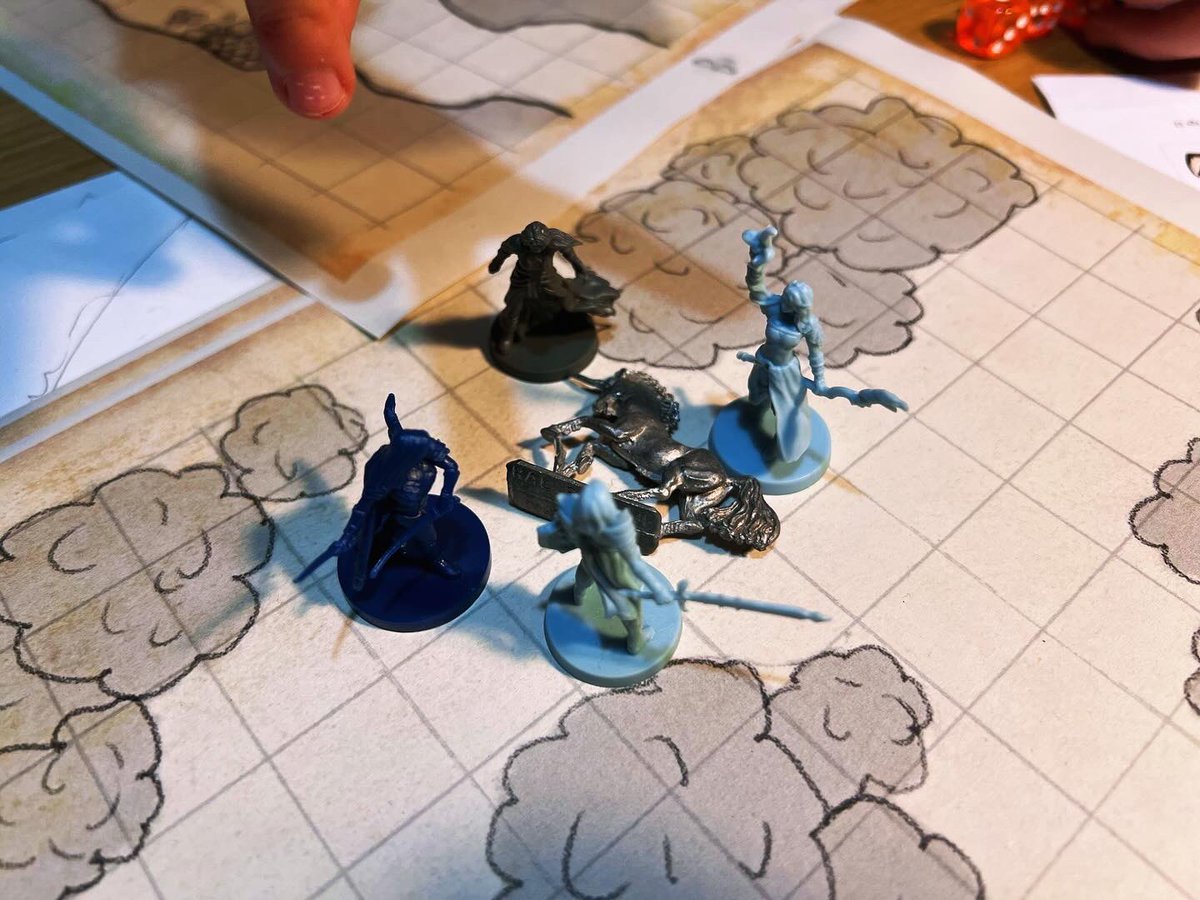 Fa unes dies vaig organitzar una partida de rol de Hero Kids a 4 nenes de 9 anys. Espanta amb la facilitat amb què es posen al paper, la de recursos que tenen i la capacitat de gaudir del relat, interpretar i col•laborar entre elles. A escoles podria ser una eina molt poderosa!