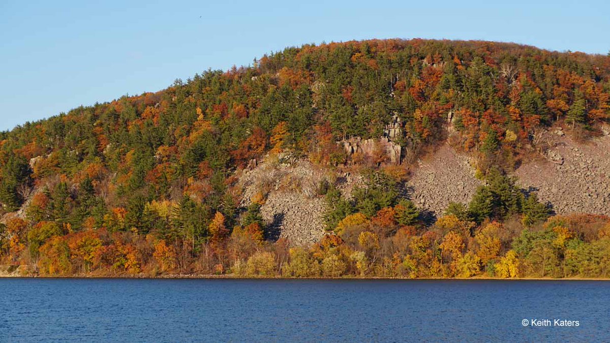 KeithKaters's tweet image. Devil's Lake State Park in Wis is a beautiful place to spend time exploring nature. These photos are from October 30, 2023 near the end of the fall colors before many of the remaining leaves dropped. @travelwi @devilslakewi #travelwi #discoverwi #devilslakestatepark #fallcolors