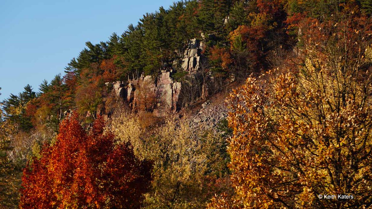 KeithKaters's tweet image. Devil's Lake State Park in Wis is a beautiful place to spend time exploring nature. These photos are from October 30, 2023 near the end of the fall colors before many of the remaining leaves dropped. @travelwi @devilslakewi #travelwi #discoverwi #devilslakestatepark #fallcolors