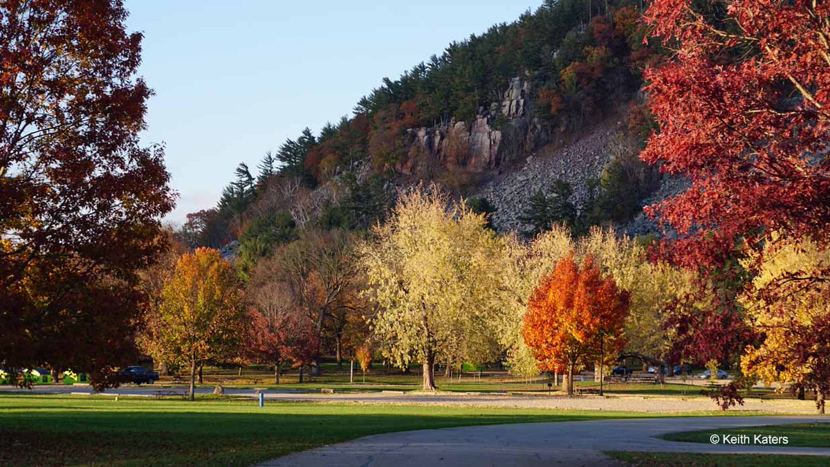 KeithKaters's tweet image. Devil's Lake State Park in Wis is a beautiful place to spend time exploring nature. These photos are from October 30, 2023 near the end of the fall colors before many of the remaining leaves dropped. @travelwi @devilslakewi #travelwi #discoverwi #devilslakestatepark #fallcolors