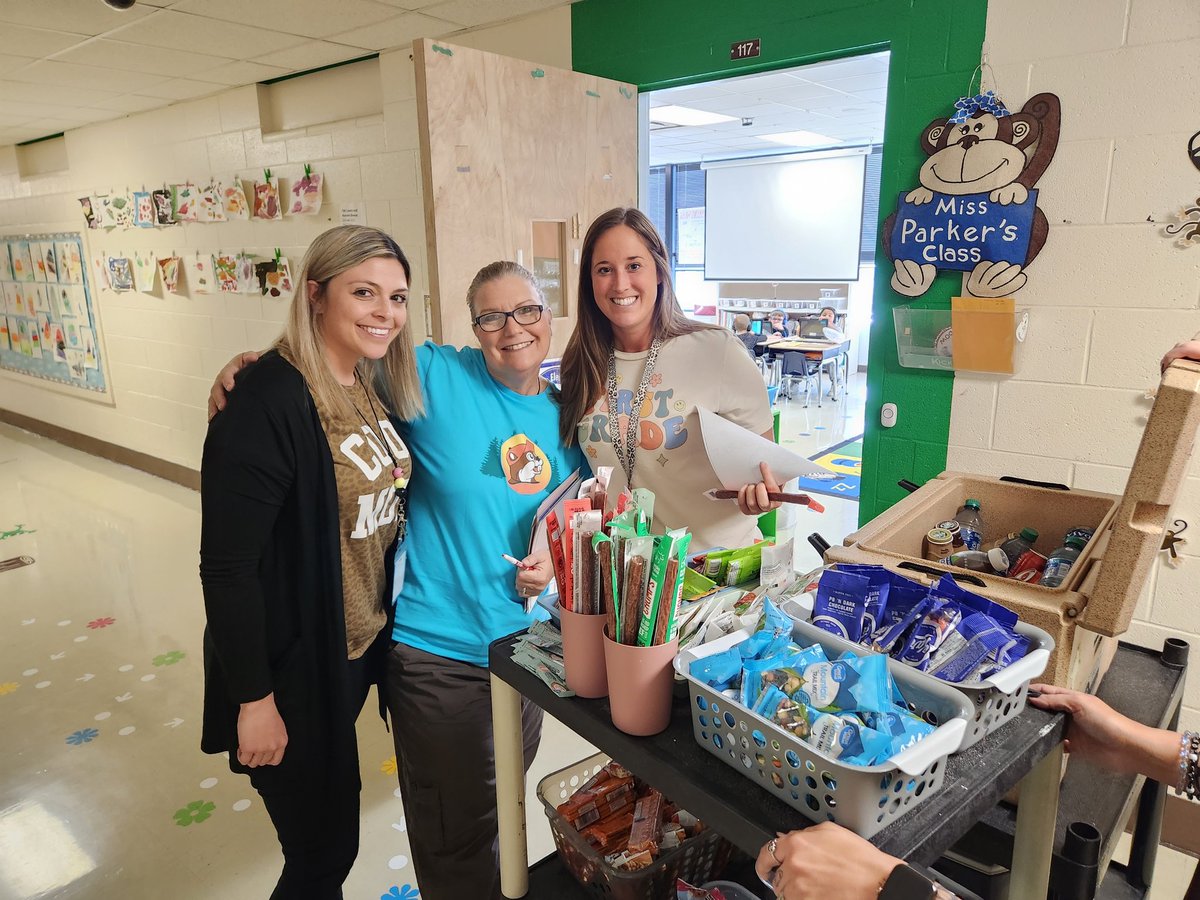 nickjbrown_EdD's tweet photo. Thank you to our Parent Teacher Committee for purchasing and distributing snacks for the faculty &amp; staff @ErnestineAdams @DLWeeks83 @Desbears https://t.co/gyb3kMFwnW