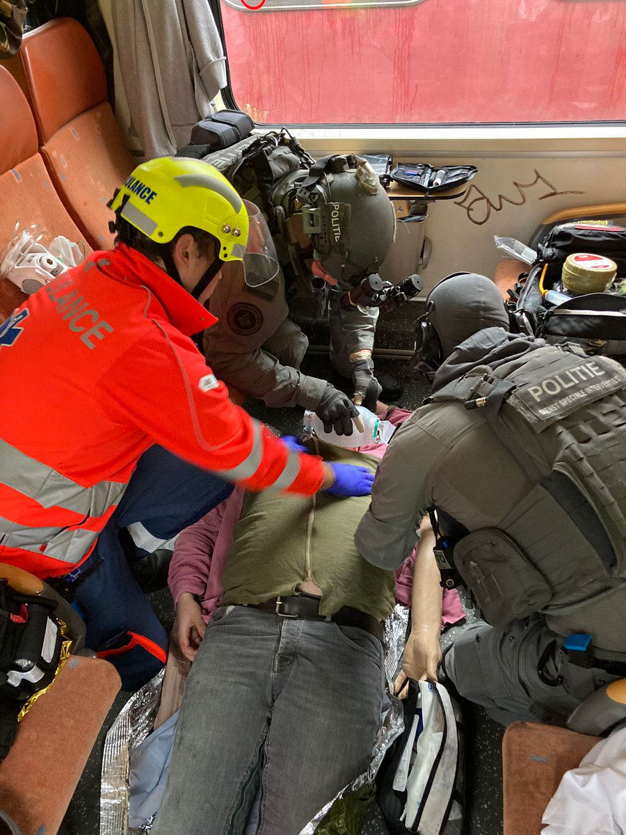 Vandaag oefening bijgewoond van DSI en oa <a href="/RAVBrabantMWN/">RAV Brabant MWN</a>. Leerzaam om samen te oefenen en de verschillen en overeenkomsten in werkwijze te zien. Afspraken gemaakt over intensiever samenwerken rondom oefenen en stages in de toekomst.