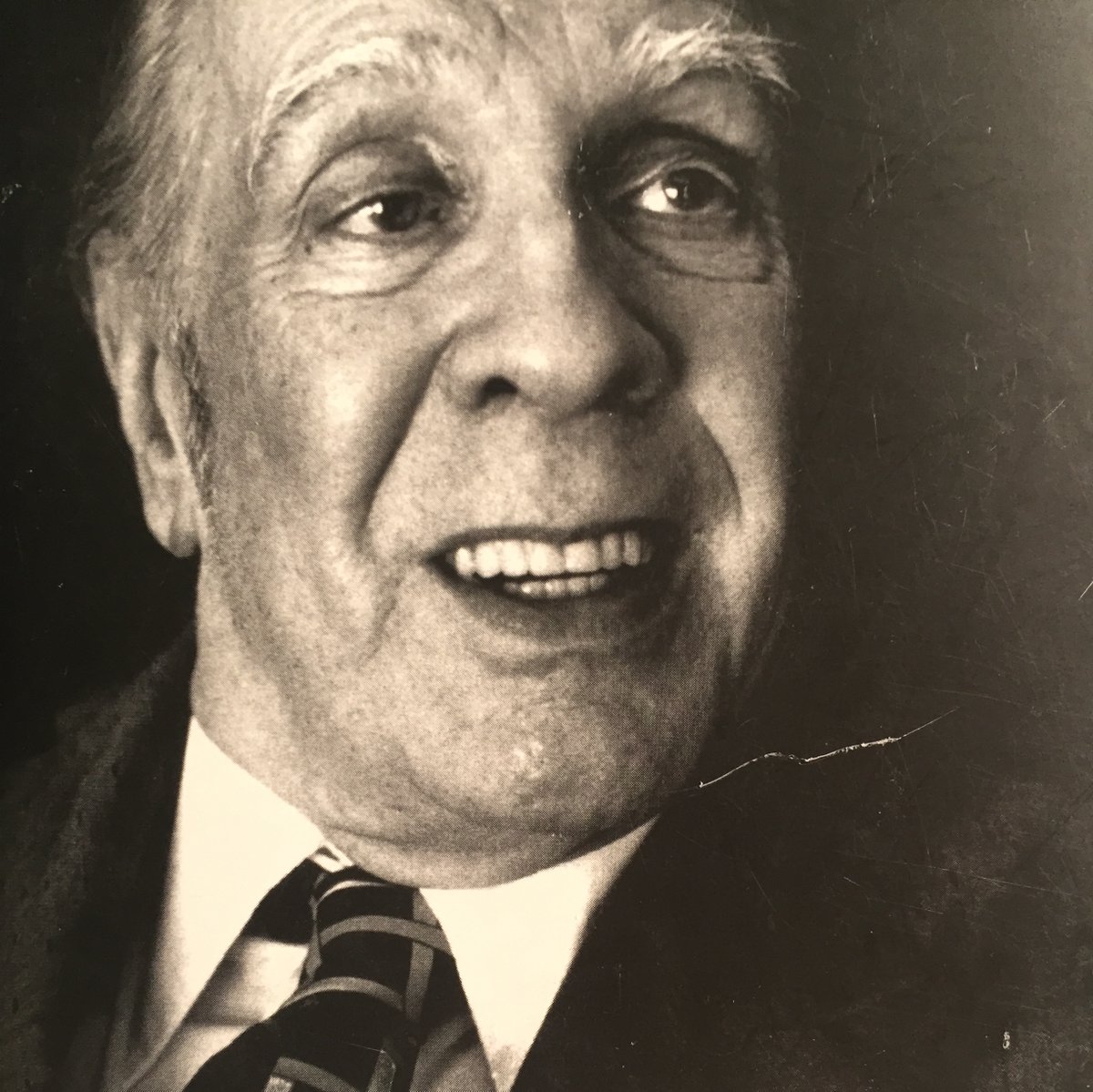 BorgesJorgeL's tweet image. PARA UNA VERSIÓN DEL I KING

El porvenir es tan irrevocable
Como el rígido ayer. No hay una cosa
Que no sea una letra silenciosa
De la eterna escritura indescifrable
Cuyo libro es el tiempo. Quien se aleja
De su casa ya ha vuelto. Nuestra vida
Es la senda futura y recorrida.
Nada…