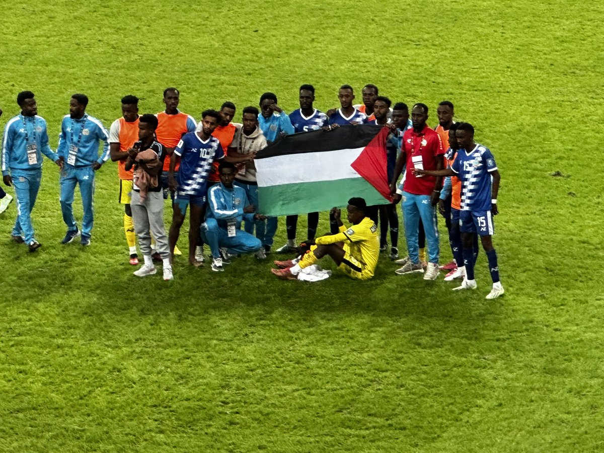 la_vagueverte's tweet photo. L’équipe de Somalie qui pose avec le drapeau de la Palestine ! 🇵🇸 

Bravo à cette équipe ❤️👏 https://t.co/C2pW0laGvs