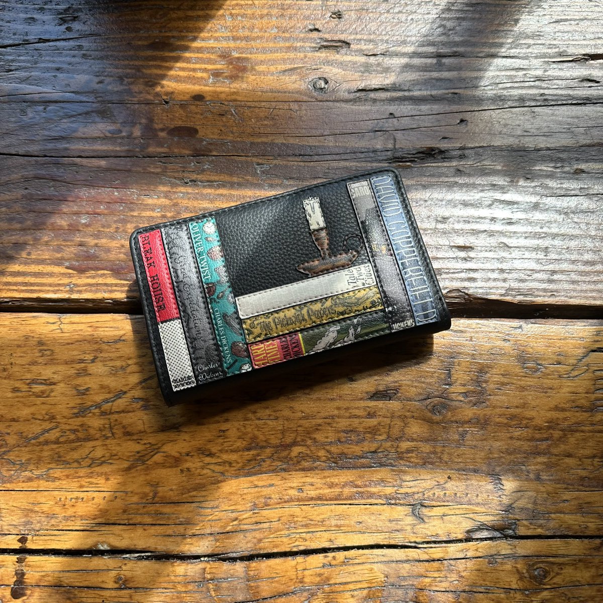 Our Charles Dickens Bookworm Purse in the autumn sun 🌞 📚 yoshigoods.com/collections/di… #yoshigoods #books #charlesdickens #christmascarol