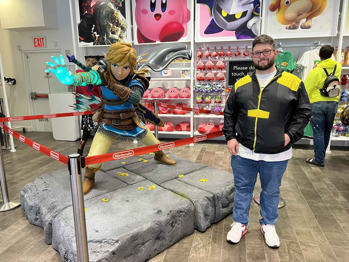 Melonballer22's tweet photo. Rockefeller center Nintendo store https://t.co/RZuTZaWu9s