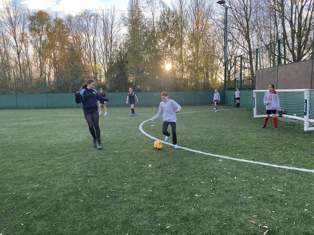 36 ferch Gwent Is Coed a Lliswery bl7&amp;8 yn joio datblygu sgiliau pêl-droed mewn gemau 5-bob-ochr heno🤩⚽️ #cyfranogiadGIC ⬆️