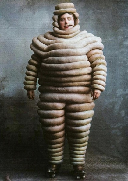 Michelin Adamı'nın ilk hâli. 1894'te ortaya çıktığında beyazdı çünkü bu lastiklerin doğal rengiydi. 1912 yılına kadar beyaz lastiklere, karbon kimyasalları karıştırılarak onları siyaha dönüştürdüler. Değişiklik estetikle ilgili değil, nitelikle ilgiliydi. Lastiklere karbon