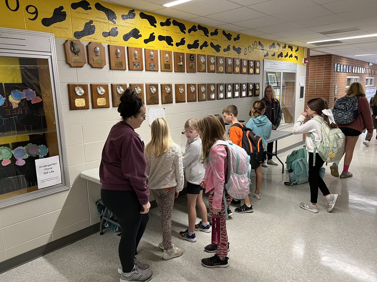 McGheeJennifer's tweet photo. Here are some photos from Clash of the Quarters Day 4 at Summit! Tomorrow is our last day - let’s finish strong so we can help bring happier holidays to as many local families as we can! @summitbees @SummitPTA @9UnitedLeaders https://t.co/xFZi3ldiUr