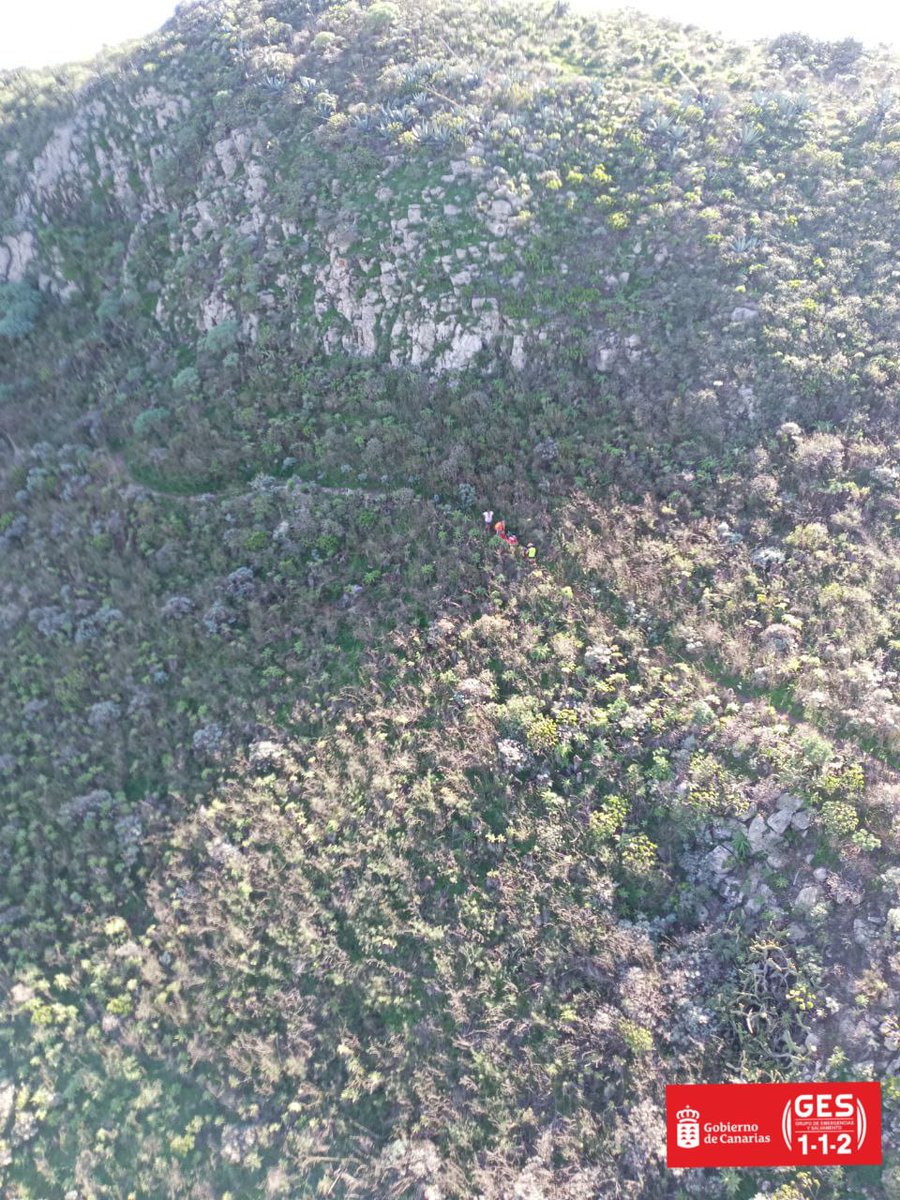 112canarias's tweet photo. Helicóptero #GES rescató este mediodía a un excursionista de 71 años que sufrió un traumatismo que le impedía continuar su marcha, en una zona escarpada de Anaga, en S/C de #Tenerife
➡️Fue evacuado al aeropuerto donde fue asistido por #SUC, que lo trasladó a un centro sanitario https://t.co/pciItv1EG7