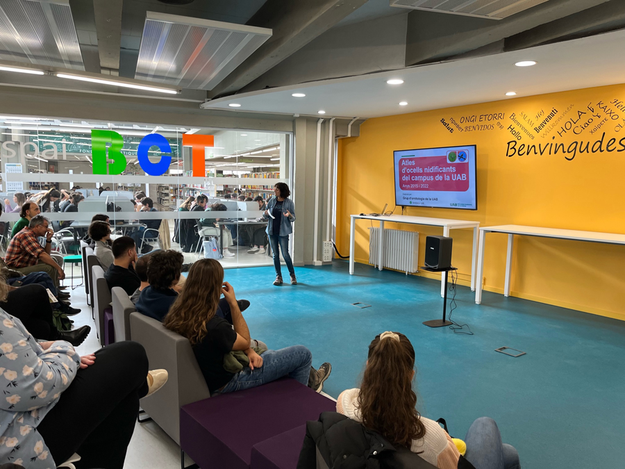 Bctuab's tweet photo. Aquest matí s'ha dut a terme la presentació de l'Atles d'ocells nidificants del #campusUAB a l'#EspaiBCT, amb la presència de la vicerectora @CarmeMirallesGu.

Vols saber com ha anat?
T'ho resumint en 5⃣piulades! 👇🧵

#ornitologiaUAB #sostenibilitatUAB #OMA @FAS_UAB @OCiCUAB https://t.co/eugB9mZHGT