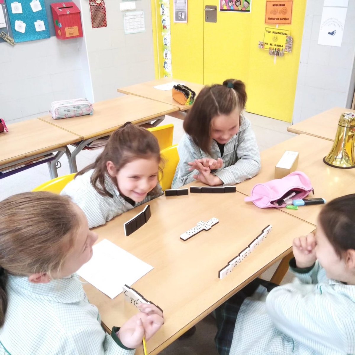 En el taller de matemáticas enseñamos a jugar al dominó. Favorece la concentración y la memoria. Además mejora el conocimiento matemático al tener que  contar los puntos de las fichas así como las secuencias numéricas. #ProgramaComplementario