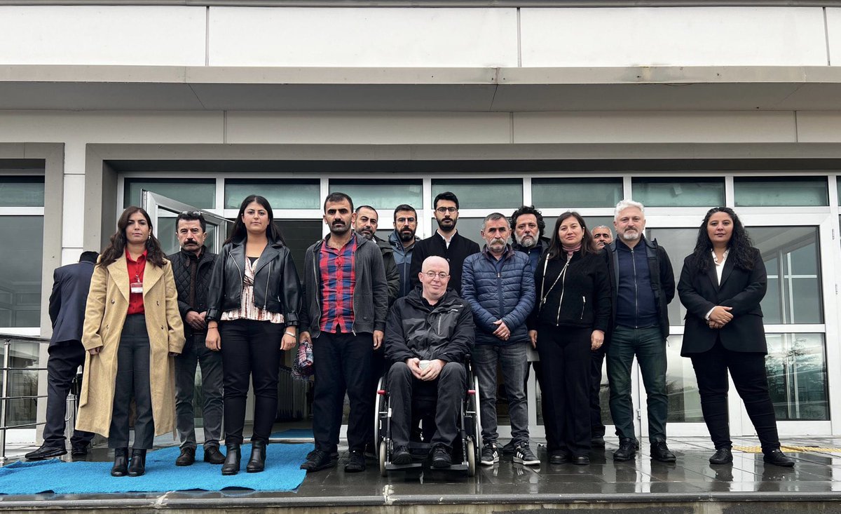 Kobane kumpas davasında tutuklu bulunan İsmail Şengül'ün savunmasını ilk gününde parti yöneticilerimizin ve HEDEP İzmir milletvekili Burcugül Çubuk'un katılımıyla izledik.

İsmail Şengül'ün savunması Saray'ın hazırlayıp sunduğu bu kumpas davasının iddialarını çürütmüştür.