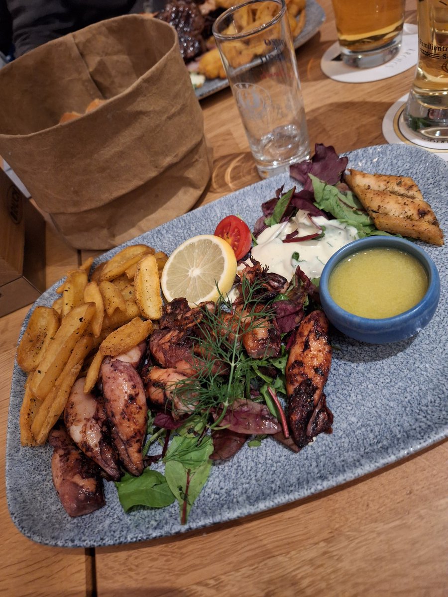 Gnoldemort's tweet photo. Käsebällchen und gegrille calamary auf Chefs Nacken...wegen des stressigen Monats... #BesterChefDerWelt https://t.co/8HlzRXuhcT