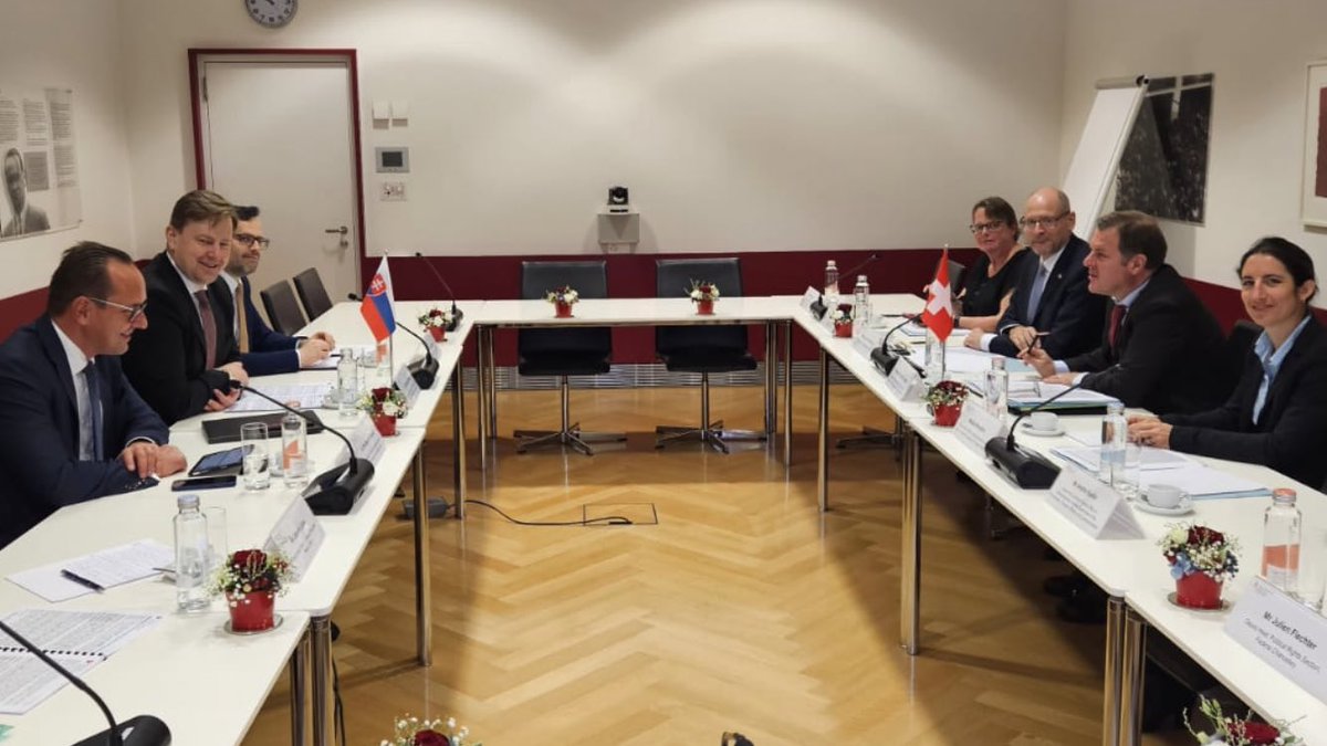 Politické konzultácie so zástupcom Štátneho tajomníka MZV🇨🇭Patricom Franzenom v Berne poukázali na nové príležitosti pre spoluprácu aj v oblasti zahraničnej politiky a bezpečnosti. 🇸🇰 a🇨🇭spája silné odhodlanie prispievať k stabilite a mierovému riešeniu konfliktov.