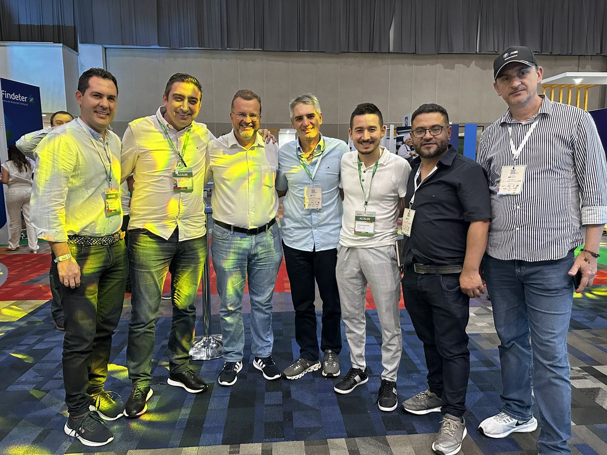 asointermedias's tweet photo. Hoy nuestro director @OspinaSanti se reunió con el Gobernador electo de #Antioquia @AndresJRendonC. Durante el encuentro, dialogaron sobre la propuesta de autonomía fiscal de los territorios y acordaron trabajar de manera articulada desde la institucionalidad con las #CiudadesIntermedias de la región Andina.