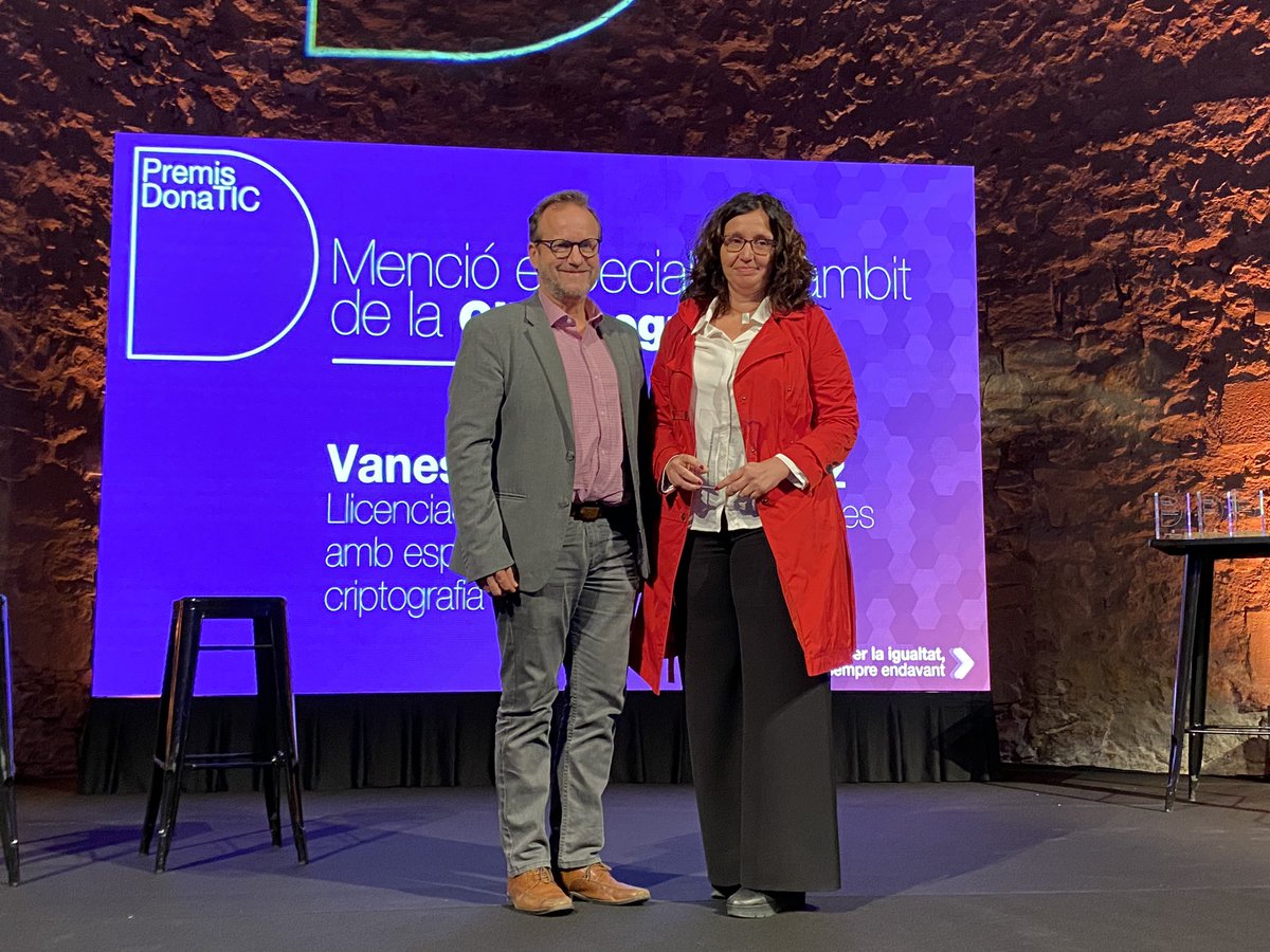 ciberseguracat's tweet photo. Vanesa Daza Fernàndez guanya la menció especial en l'àmbit de la ciberseguretat als #PremisDonaTIC2023. Ha lliurat el guardó el director de @ciberseguracat, @roytomas @tic https://t.co/C8lhsQCX11