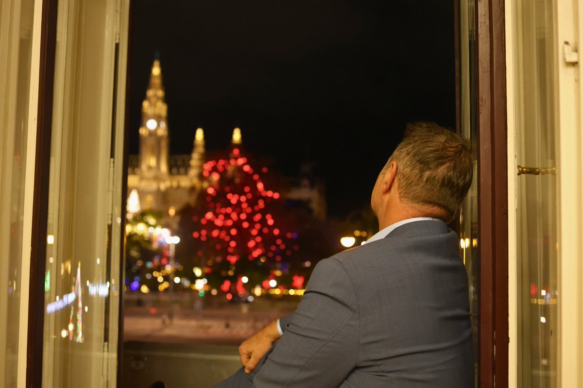 Abendlicher Blick aus dem Büro. Aufgewachsen als stolzes Arbeiterkind denke ich immer wieder an das Versprechen, das Kreisky unserem Land gab: Politik mit dem Ziel, das Leben der Menschen zu verbessern. Der österreichische Traum - lasst ihn uns endlich wieder Wirklichkeit machen.