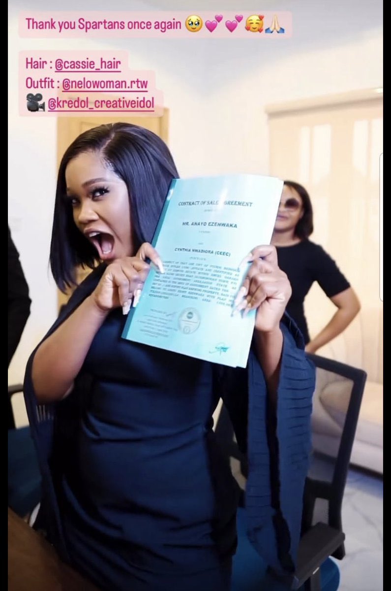 Ebyfyn's tweet photo. All of a sudden d TL is calm😂😂 All of una dey hide😩😩😩🤣🤣🤣🤣🤣 My girl CeeC with her house documents 🥰

CEEC X URBAN KITCHEN
CEEC AND BFFs IN CYNGAPORE
CEEC X MARVGALLUP TRAVELS
#Ceec
#CynthiaNwadiora https://t.co/dHz7cSR5fC