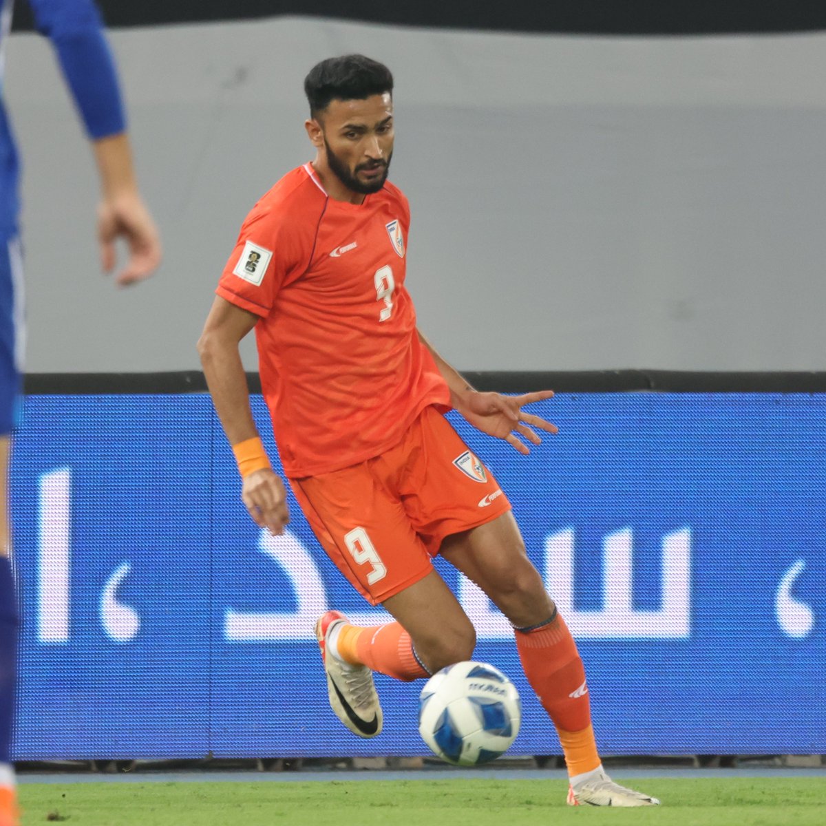 IndianFootball's tweet photo. 75' GOOOOOAAAAAAAL!!! 💥

Manvir's left foot connects with Chhangte's cross with the sweetness of nectar, as the ball flies into the net! 🍯

KUW 🇰🇼 0️⃣-1⃣ IND 🇮🇳

💻 @SonyLIV 

#KUWIND⚔️ #FIFAWorldCup 🏆 #BackTheBlue 💙 #BlueTigers 🐯 #IndianFootball ⚽ https://t.co/zGKZgHveUz