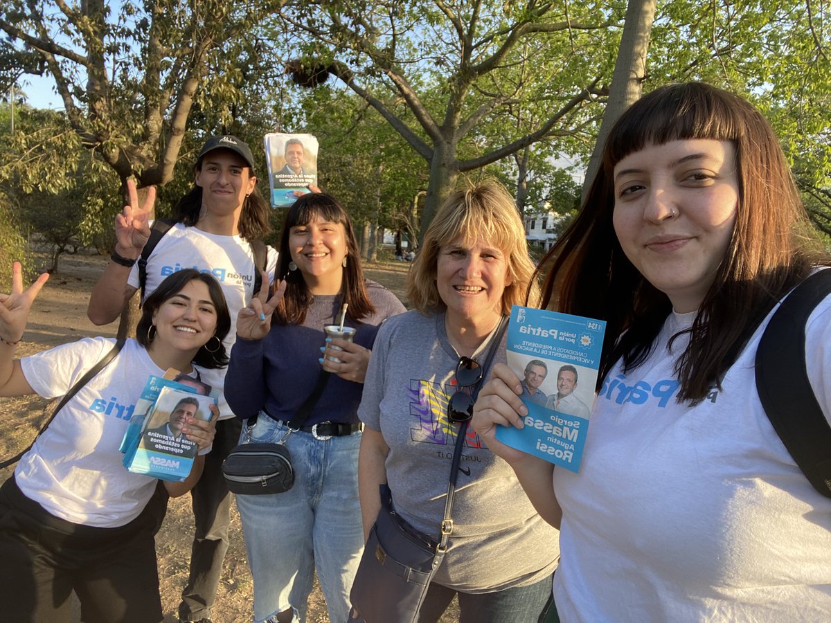 lajauretchecba's tweet photo. El domingo, la celeste y blanca al sobre.🇦🇷

Seguimos charlando con cada vecino/a, convencidos/as que el domingo tenemos una oportunidad 👉🏼que los próximos 4 años haya un gobierno de inclusión, fortalecimiento de la producción, trabajo y progreso.

#SergioMassaPresidente #MileiNo https://t.co/UgceaWSztZ