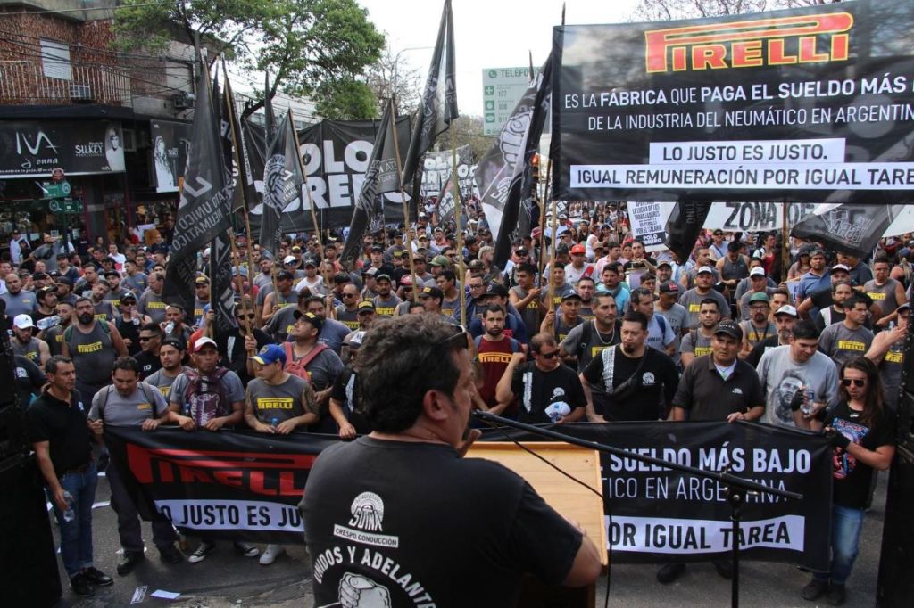 "El Sutna en pie de lucha por la equiparación salarial". El conflicto de los trabajadores de Pirelli amenaza con volverse el primero de los conflictos post- ballotage, prueba de que la vida, y la lucha de clases, continuarán gobierne <a href="/SergioMassa/">Sergio Massa</a> o <a href="/JMilei/">Javier Milei</a>
bit.ly/3QFuhni