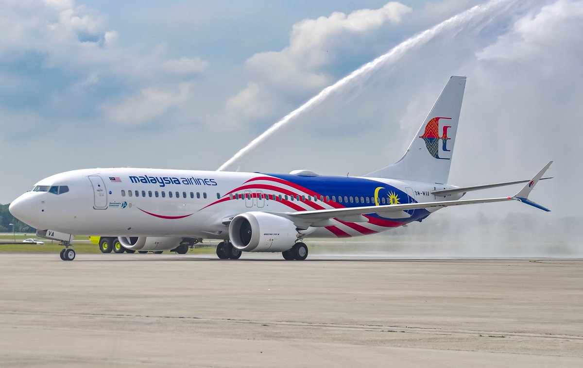 avgeekmy's tweet photo. Bismillah.

@MAS first B738Max first look.
The flypast.
The Touchdown.
The Taxi.
The Water Salute.

The awesome new livery detailing if you notice. 

She is so gorgeous. https://t.co/bYw77l6qrE