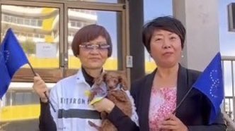 喜国党卫军黑水的老板被起诉走私军火，这下完了，喜国军队的计划泡汤了，就剩几个花痴怎么保家卫国？

王雪冰准备开溜！