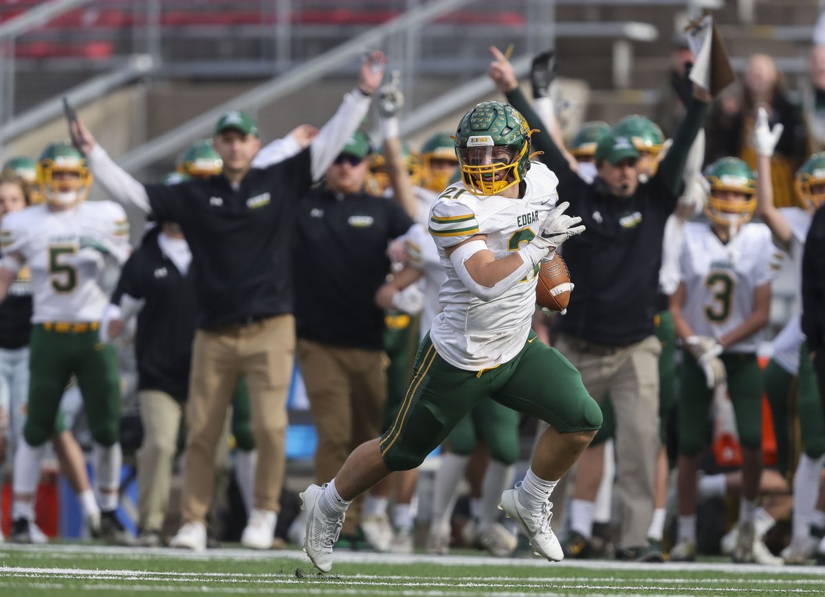 Karter Butt of Edgar is now the second player in state history (any division) to rush for five touchdowns in a state final. Division 7 record. Edgar's gonna get the gold ball, up 30 in the fourth quarter.  📸 <a href="/CoachMason33/">Tork Mason</a>