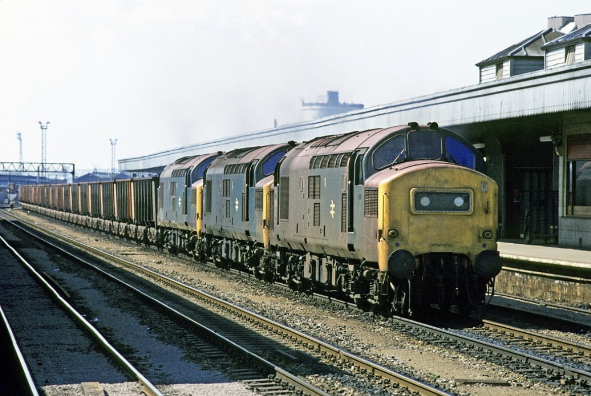 Brute force! 37301, 37304 and 37308 move an iron ore working towards British Steel Corporation Llanwern through Cardiff Central, 15th April 1978 #ThirtySevensOnThursday

📸 David Hayes