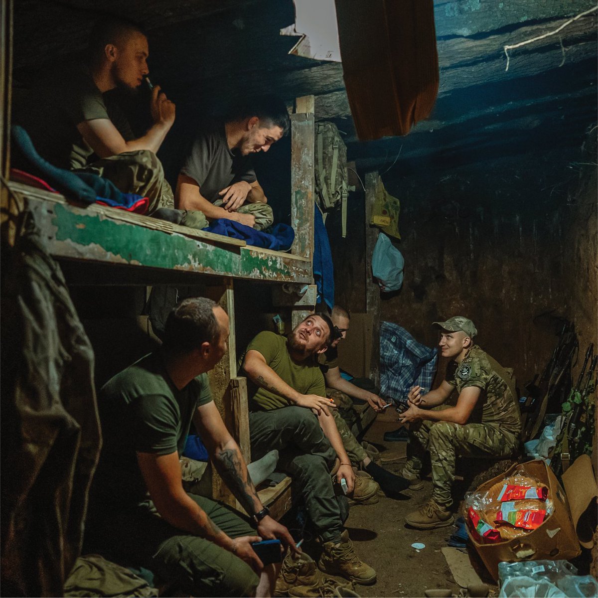 Unter der Haubitze
•
In der neuesten Ausgabe begleiten wir eine ukrainische Artillerieeinheit, die Nachts mit dem lauten Wummern der gegnerischen Artillerie, Mäusen und dem eigenen Schnarchen zu kämpfen hat.
•
Holt euch ein KATAPULTU-Abo. Link in Bio.
katapultu-magazin.de/artikel/unter-…