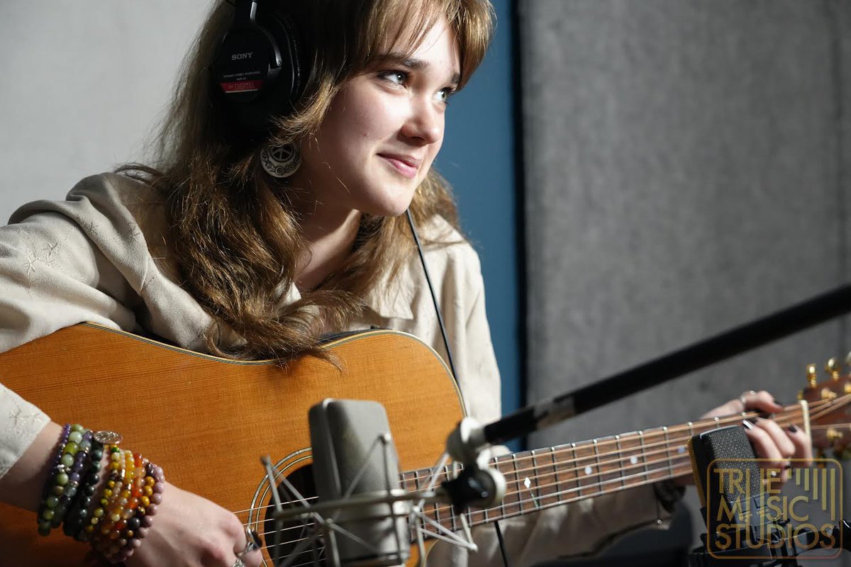 TrueMusicStudio's tweet photo. 6 strings https://t.co/428L0XSSWH