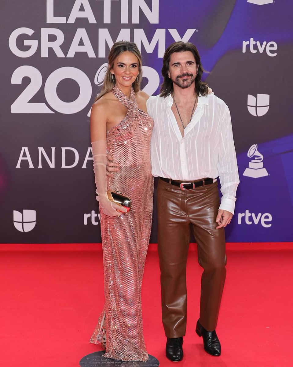 Univision's tweet photo. Colombia presente en la gala de #LatinGRAMMY con #Juanes y #Lachechi 🔝🇨🇴 https://t.co/fx0NG7UCD7