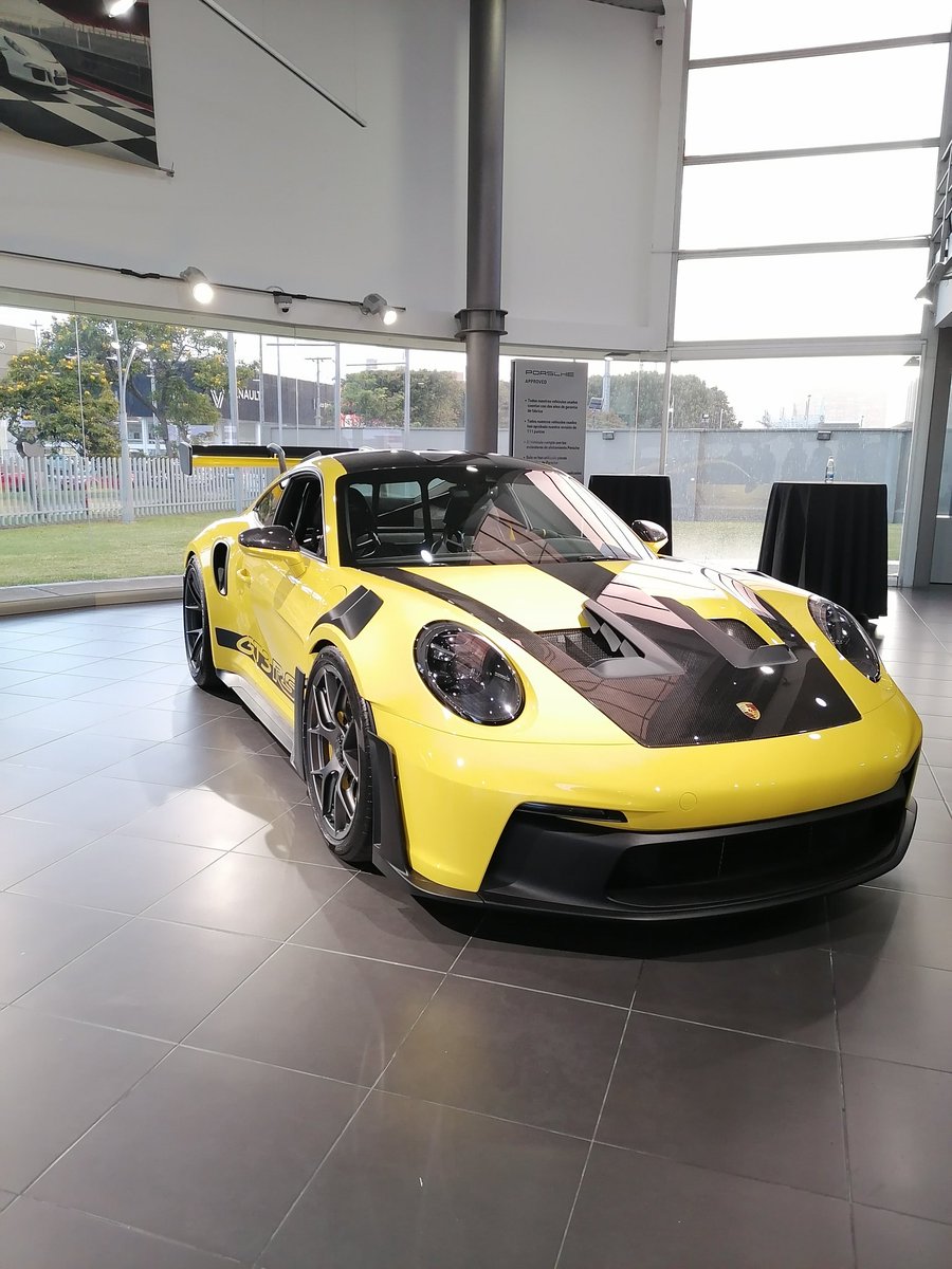 gataca73's tweet photo. Hoy se presentó en #Colombia el nuevo #Porsche 911 GT3 RS, un súper deportivo de motor 4.0 biturbo con 525HP y 575 Nm de torque asociado a una caja PDK y 7 velocidades. Hace de 0 a 100 kph en 3 segundos y su enorme alerón dinámico que lo distingue y le da hasta 800 kg de carga. https://t.co/LiZU7WNyR9
