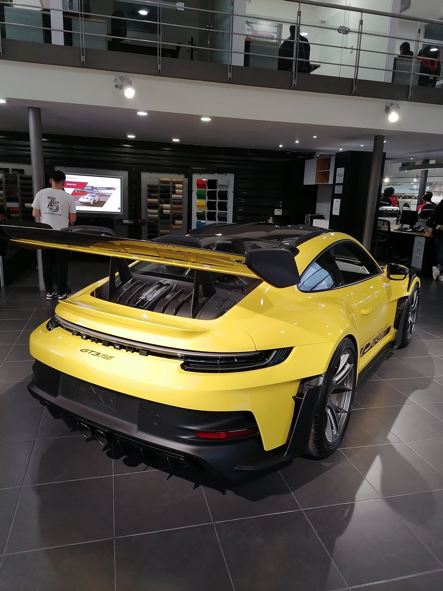 gataca73's tweet photo. Hoy se presentó en #Colombia el nuevo #Porsche 911 GT3 RS, un súper deportivo de motor 4.0 biturbo con 525HP y 575 Nm de torque asociado a una caja PDK y 7 velocidades. Hace de 0 a 100 kph en 3 segundos y su enorme alerón dinámico que lo distingue y le da hasta 800 kg de carga. https://t.co/LiZU7WNyR9
