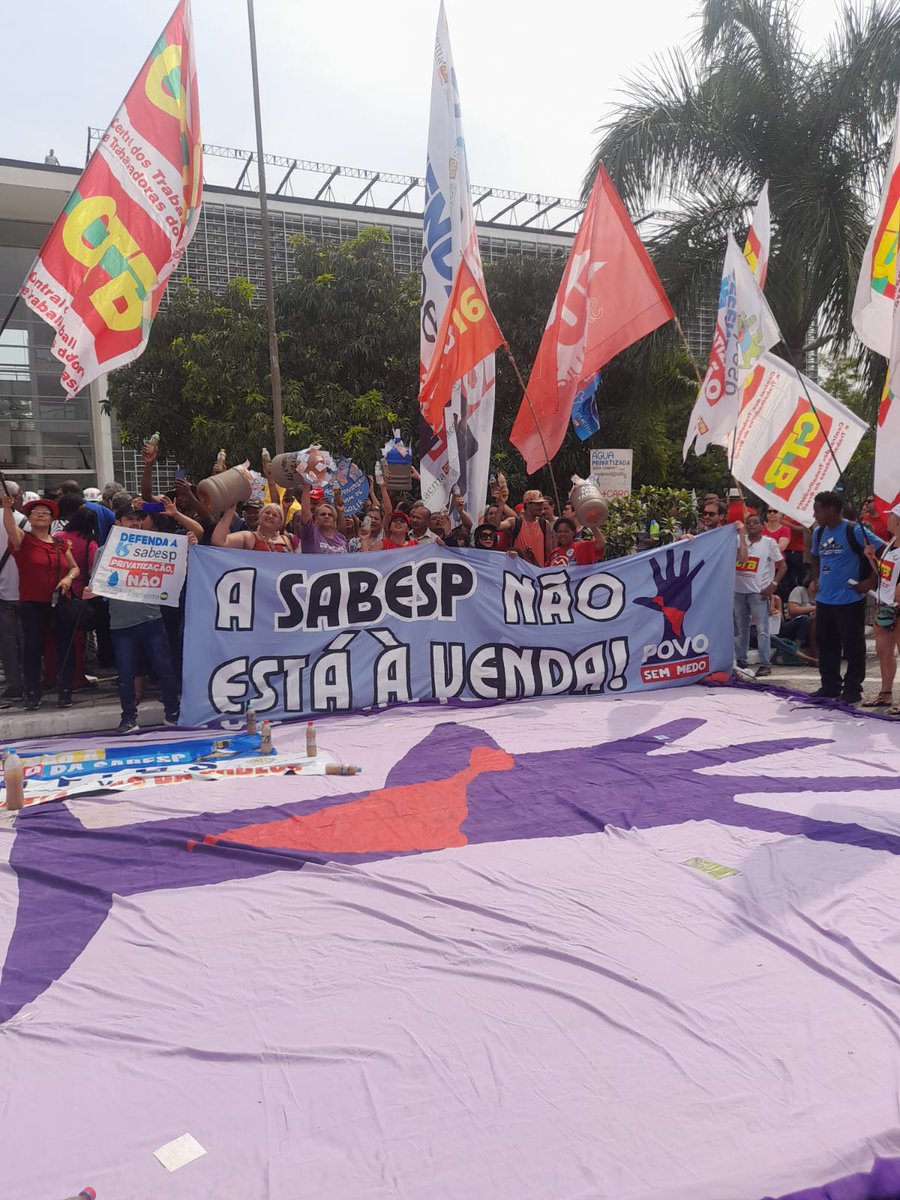 Hoje ocupamos a Alesp pra lutar contra a privatização da nossa água! O povo tem sentido na pele os efeitos desse desmonte dos nossos bens públicos. 

Ao querer privatizar o estado todo, Tarcísio só reafirma sua incapacidade como governante.