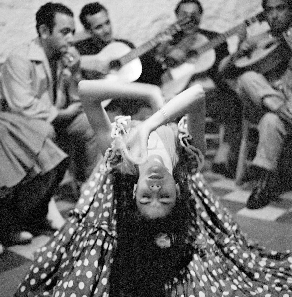 ae_aeb_'s tweet photo. Hoje, assinala-se o Dia Internacional do Flamenco. O Flamenco é a música, a guitarra, o canto e a percussão, sendo um estilo de dança e de música. Nasceu na zona espanhola de Andaluzia e no dia 16 de novembro de 2010 foi declarado património cultural imaterial da Humanidade, https://t.co/qZiuh4NvHm