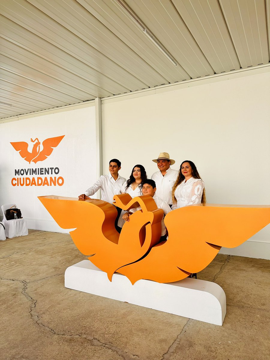 Acompañado de mi familia el día de hoy me registre como pre candidato para presidente municipal de El Arenal, Jalisco!