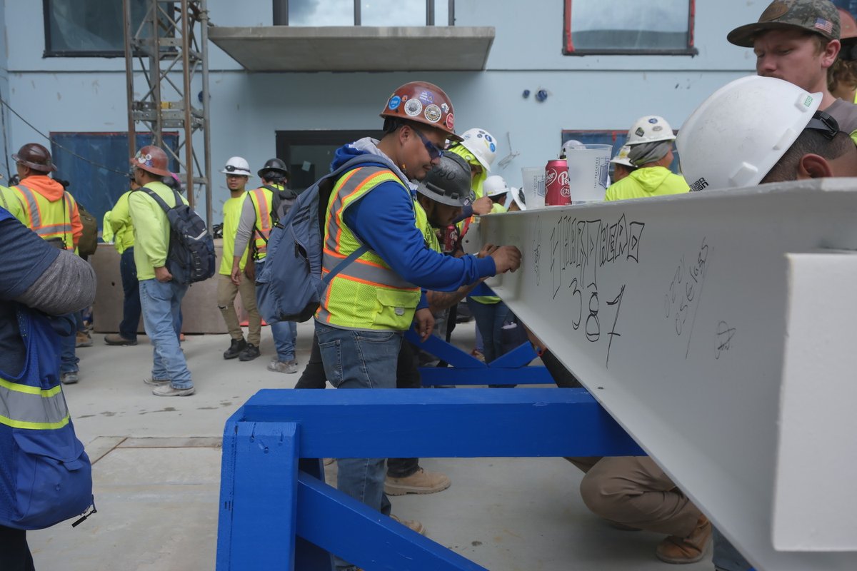 BrasfieldGorrie's tweet photo. A multifamily project in Midtown Atlanta has officially topped out! Located in Midtown's Arts District, 1441 Peachtree is a 28-story residential tower that will include 350 units. The tower's amenities will consist of a pool sundeck, rooftop lounge, and an internal sky bridge. https://t.co/tZgUqr4n22