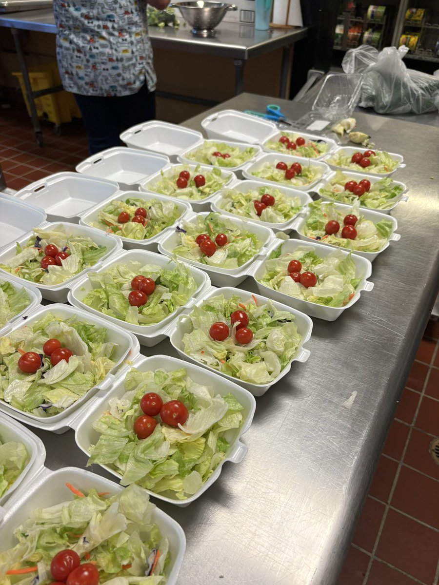 OES salads are ready with our tower garden tomatoes. <a href="/sumnerstem/">@SumnerSTEM @SumnerSTEAM</a> <a href="/Sumnersdlunch/">SumnerSchool Lunch</a> <a href="/scottlangford72/">Scott Langford</a>