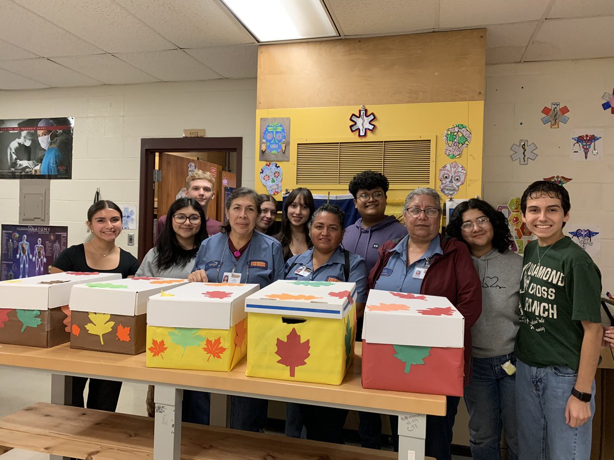 MrsErikaDMtz's tweet photo. LFHS HOSA members @losfresnoshigh gave our custodians the love they deserve by making Thanksgiving dinner supply boxes for each of them. We 💛 and respect our custodians very much! 🦃🍂🍁🦃 https://t.co/FzDxE9cV66