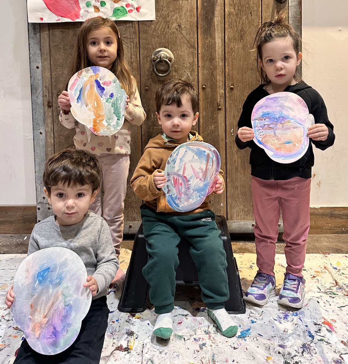 RaisingArtists's tweet image. Dipping into the colorful world of watercolors for the first time with the toddlers! 🎨💦 The team was very excited to witness their tiny hands explore the magic of hues! 🫶🏼🌈 #ArtisticBeginnings #ToddlerProgram #ArtMatters