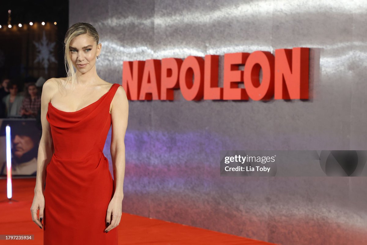 바네사 커비, 영화 '나폴레옹' 영국 프리미어. 프랑스에선 검은색 드레스였는데 영국에선 붉은색 드레스. 뭘 입어도 잘 어울려. ^^ 커비도 작은키가...