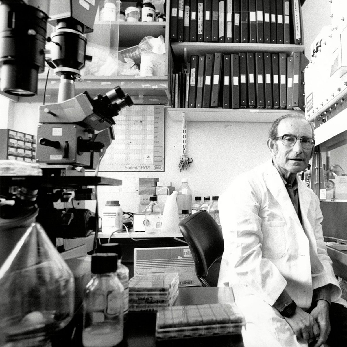 Cuando cursaba el doctorado en la UBA asistí a una conferencia que dictó César Milstein, que estaba de visita en Buenos Aires. Habrá sido entre 1999 y 2001. El aula magna del pabellón 2 de la Ciudad Universitaria estaba llena, con gente en el piso y gente parada estirando el